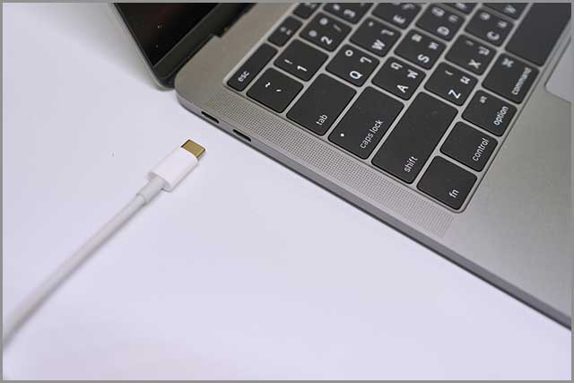 Connecting USB type C cable to a laptop computer