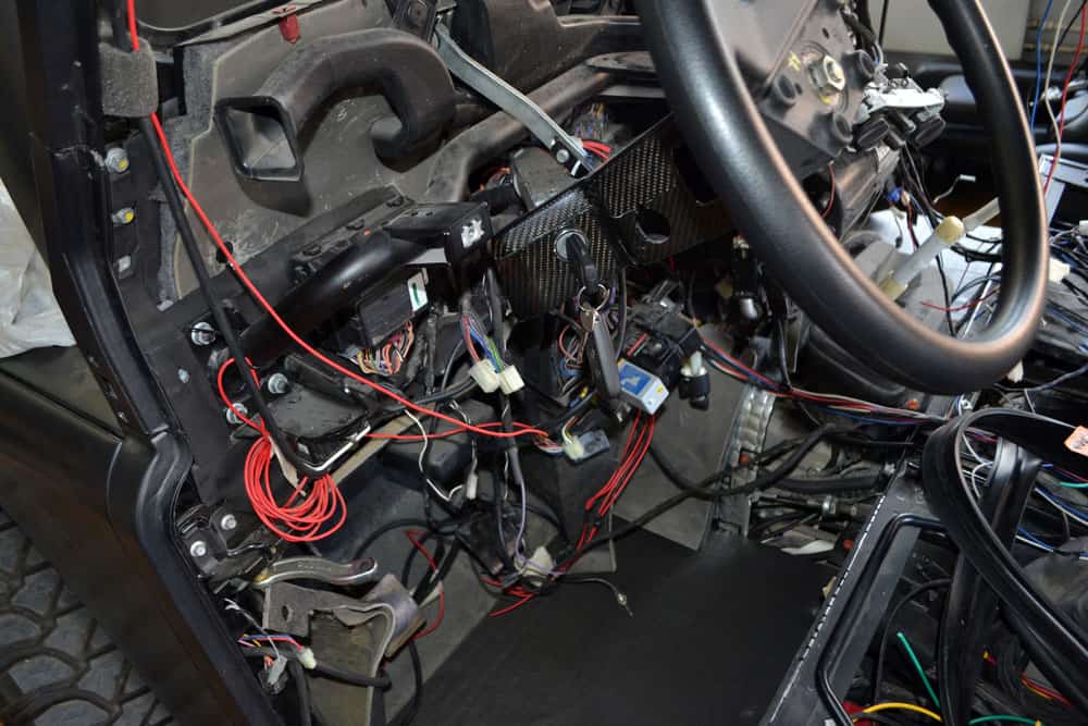 Multicolored wires in the engine control unit of the car
