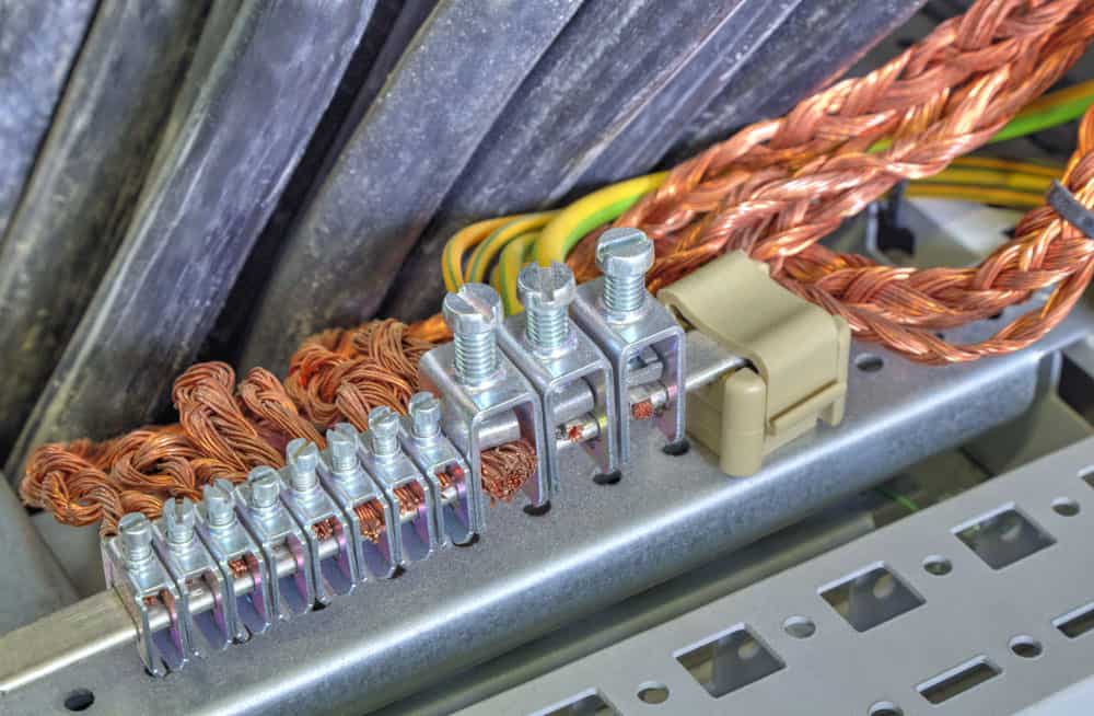 Grounding terminals and wires in the industrial electrical control cubicle