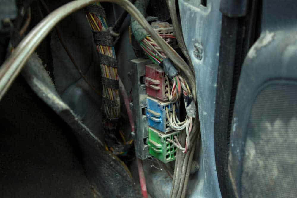 Automotive Wire Harness Repair: Dusty auto wiring harness