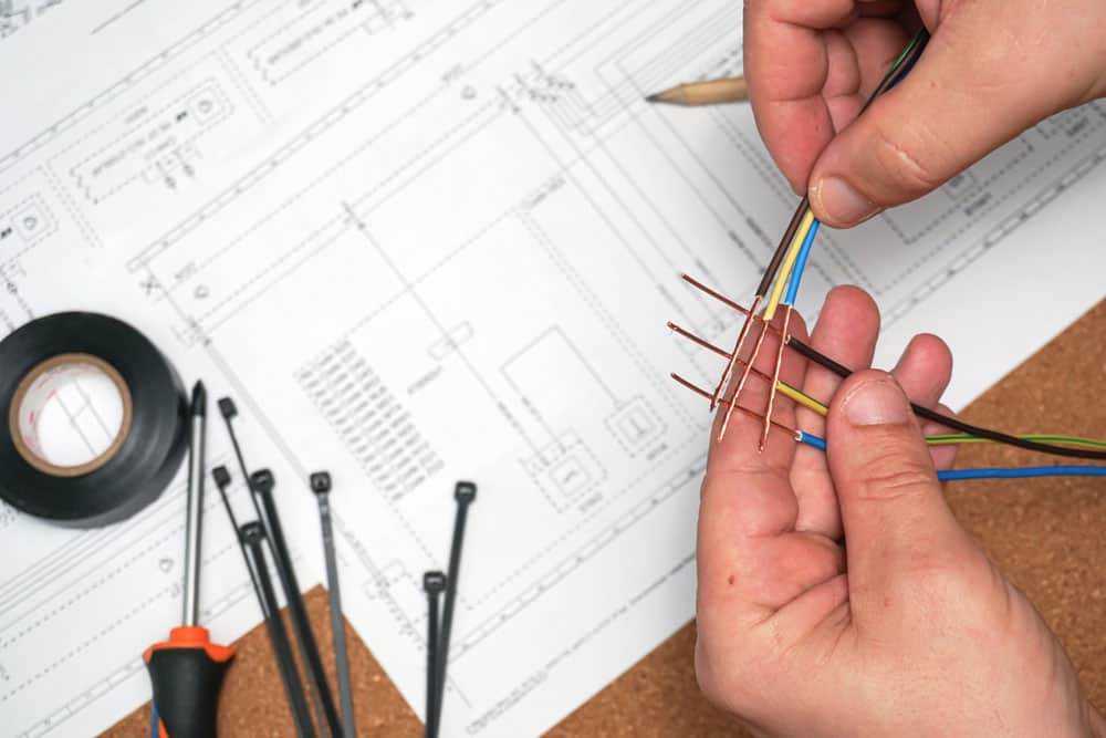 Wiring Harness Standards for Automotive: The electrician operated the wires according to the drawings